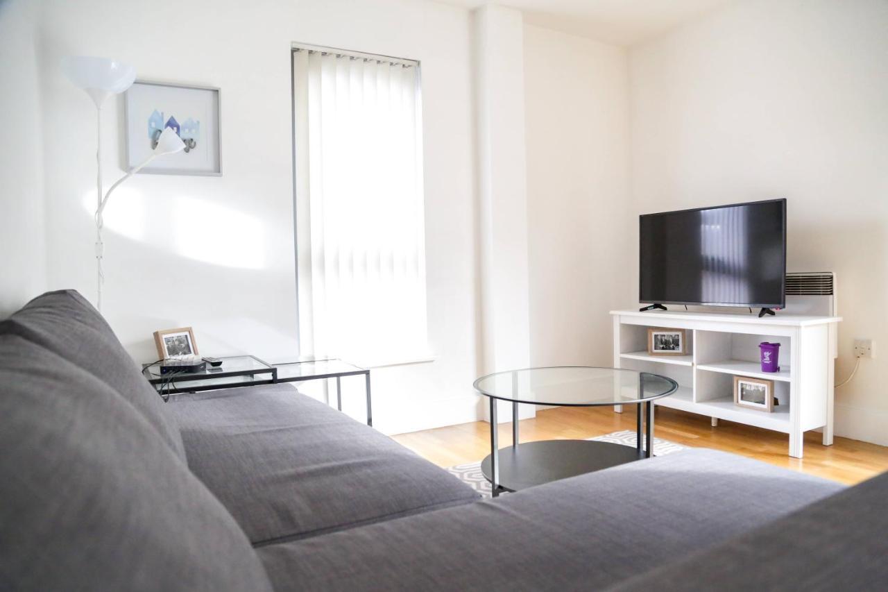 Serviced Apartment In Liverpool City Centre - Free Parking - Balcony - By Happy Days Bagian luar foto