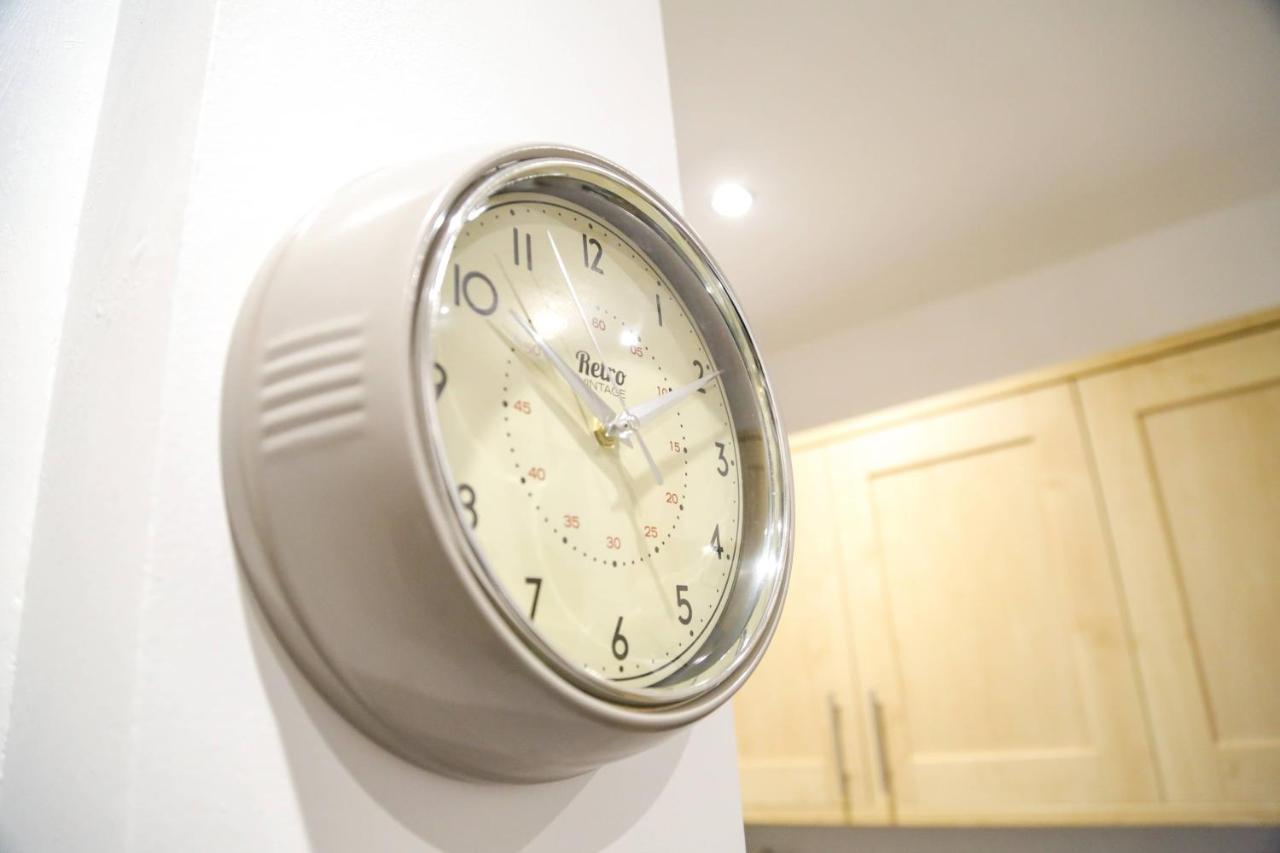 Serviced Apartment In Liverpool City Centre - Free Parking - Balcony - By Happy Days Bagian luar foto